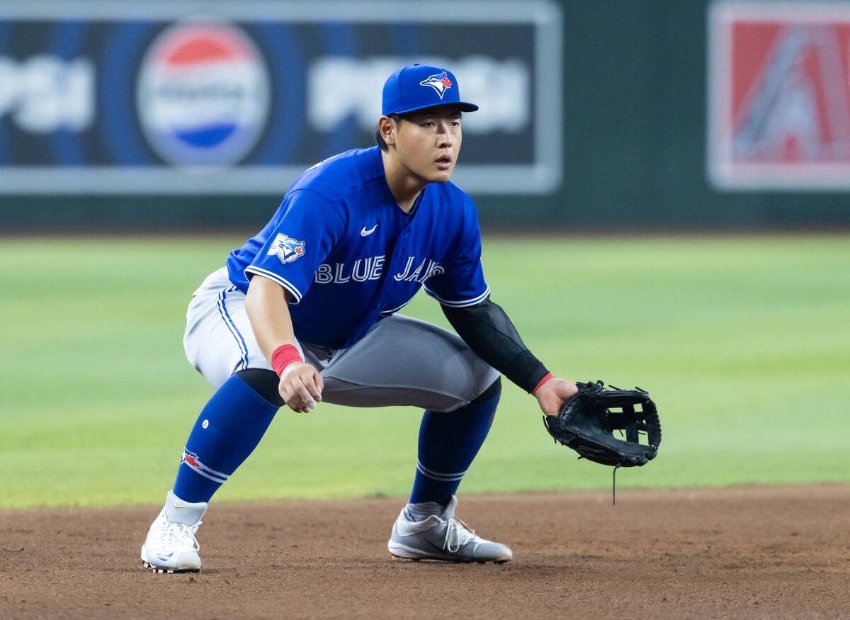 藍鳥岡本和真精彩撲接 反身傳球搶下對手安打