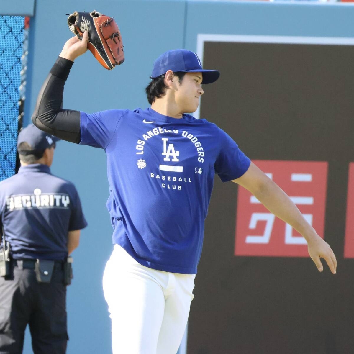大谷翔平賽前傳接球皺眉不順手 3天來首度戶外練投