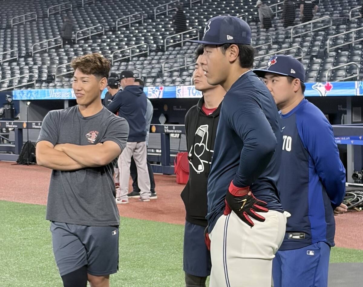 岡本和真與吉田正尚賽前談笑 守備教練稱讚岡本三壘守備進步