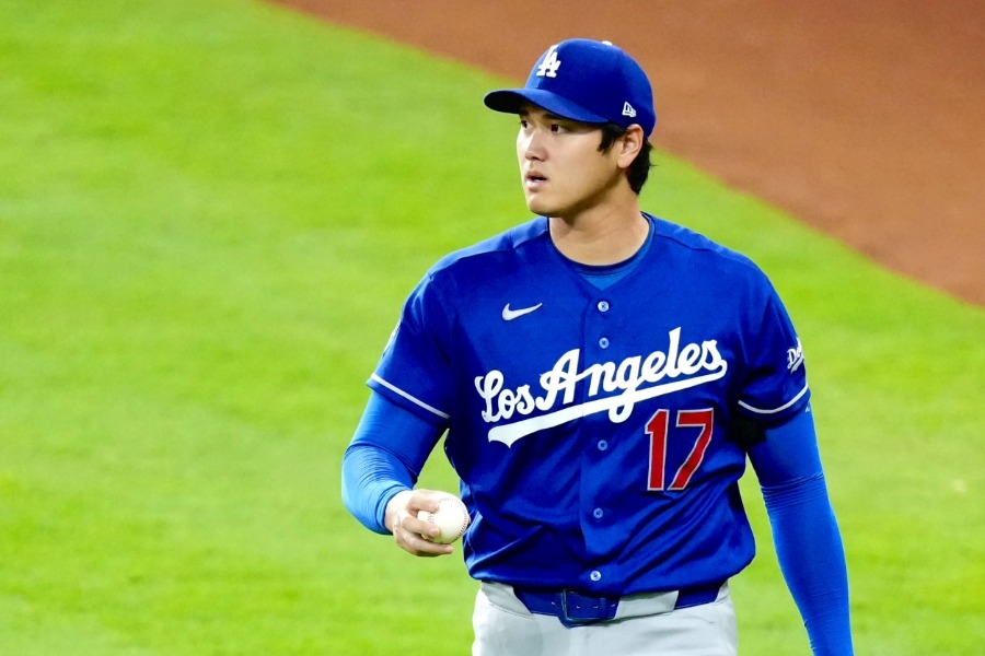 大谷翔平賽前練投引「偷拍」話題 美記者躲記分板小洞拿手機拍
