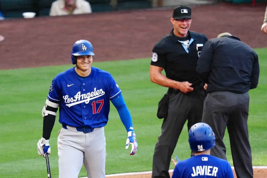 大谷翔平首打席前球審腰間設備出狀況 比賽延後4分鐘開打