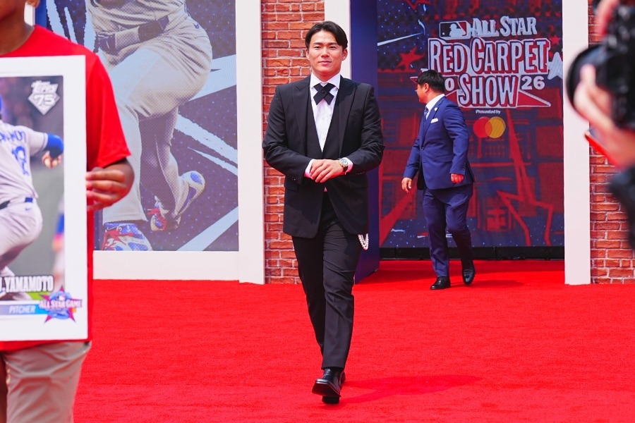 山本由伸明星賽紅毯 戴Rolex配黑西裝