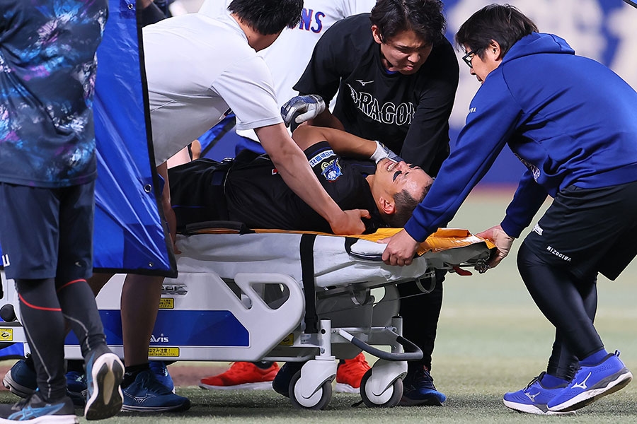 中日川越誠司跑壘受傷 擔架抬出場內氣氛凝重