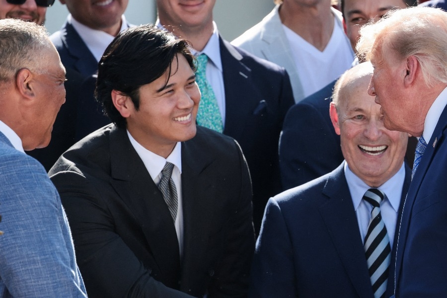 大谷翔平訪白宮 Mike Trout送紀念品並合影