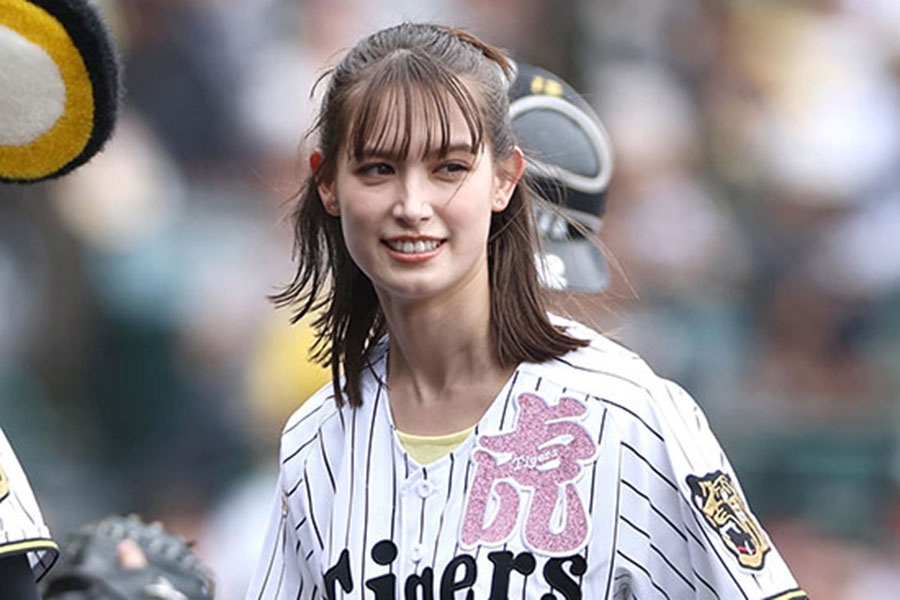 模特兒川田直美再度挑戰甲子園開球 仍未能投出無彈跳球