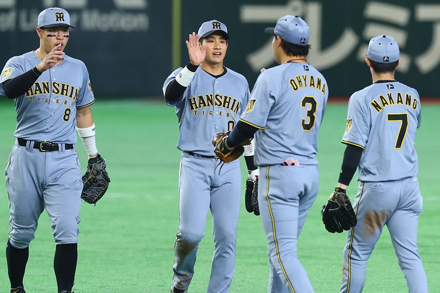 阪神東京巨蛋連勝巨人 山本由伸彩坐場邊看球貼合照掀討論