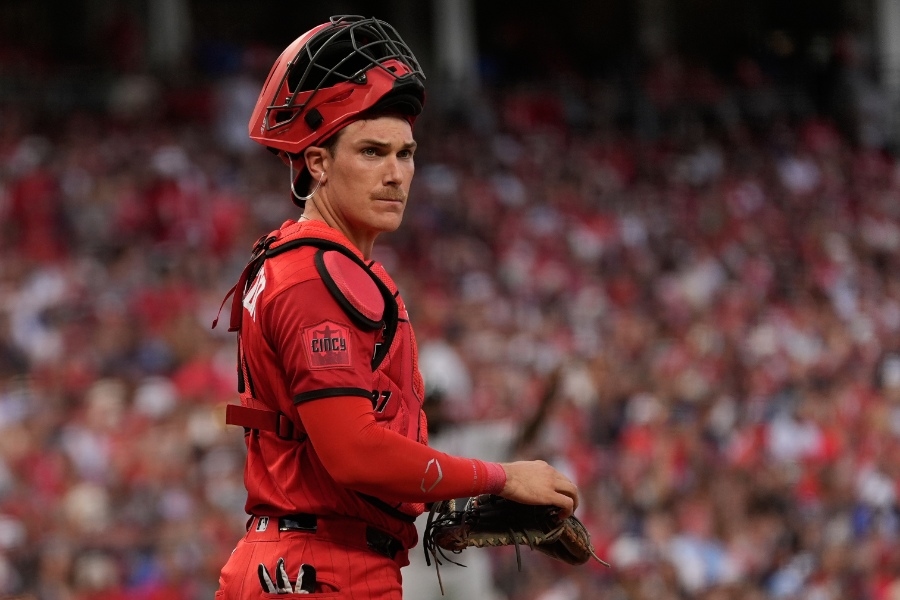 紅人捕手遭反彈球直擊要害