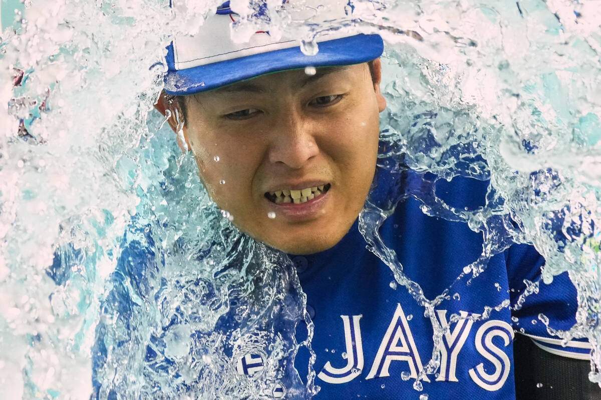 岡本和真攻守俱佳 助藍鳥止連敗 獲球迷喝采