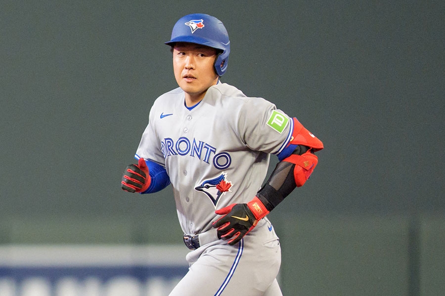 岡本和真單場雙響砲後 藍鳥休息區全員「鞠躬迎接」成話題