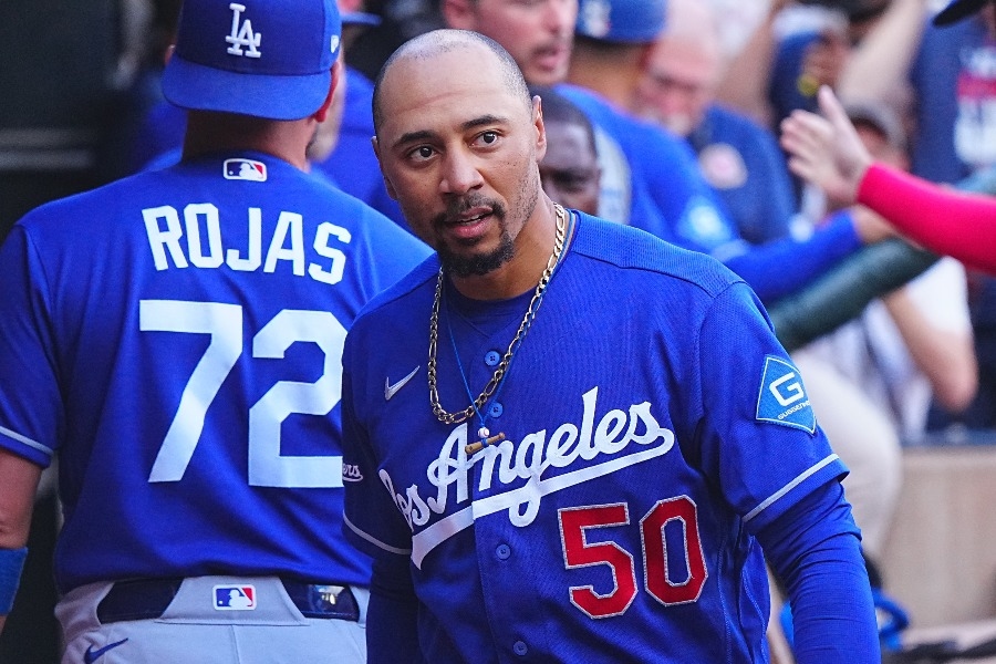 Mookie Betts險遭界外球擊中 道奇教頭衝出查看