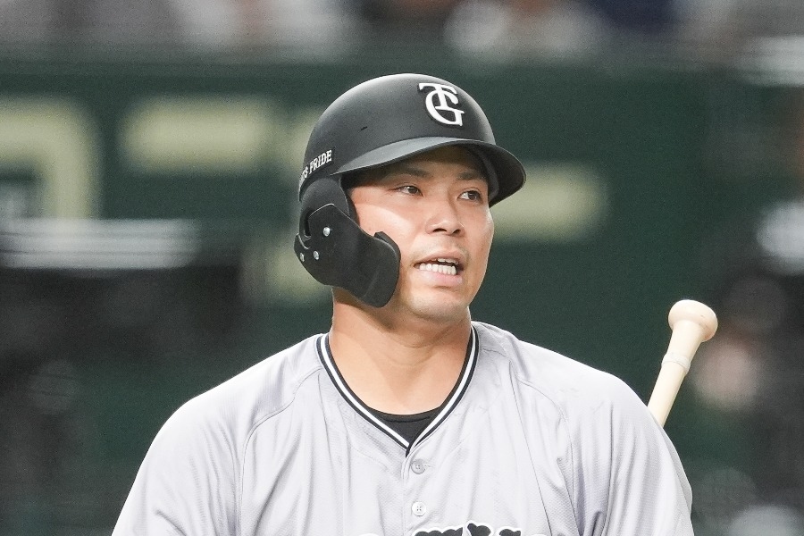 NPB／讀賣巨人大城卓三遭球棒打中頭部 比賽一度中斷