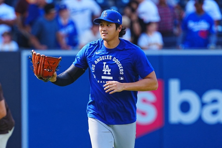 大谷翔平賽前丟球送看台 8局回休息區還跟小球迷擊掌