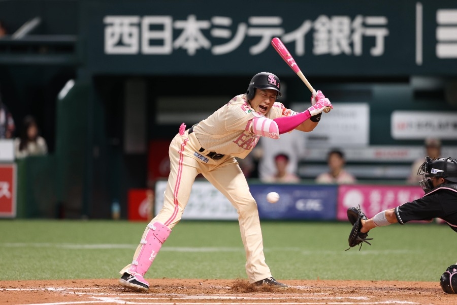 柳田悠岐右膝挨觸身球退場 益田直也7局砸中再添傷勢變數