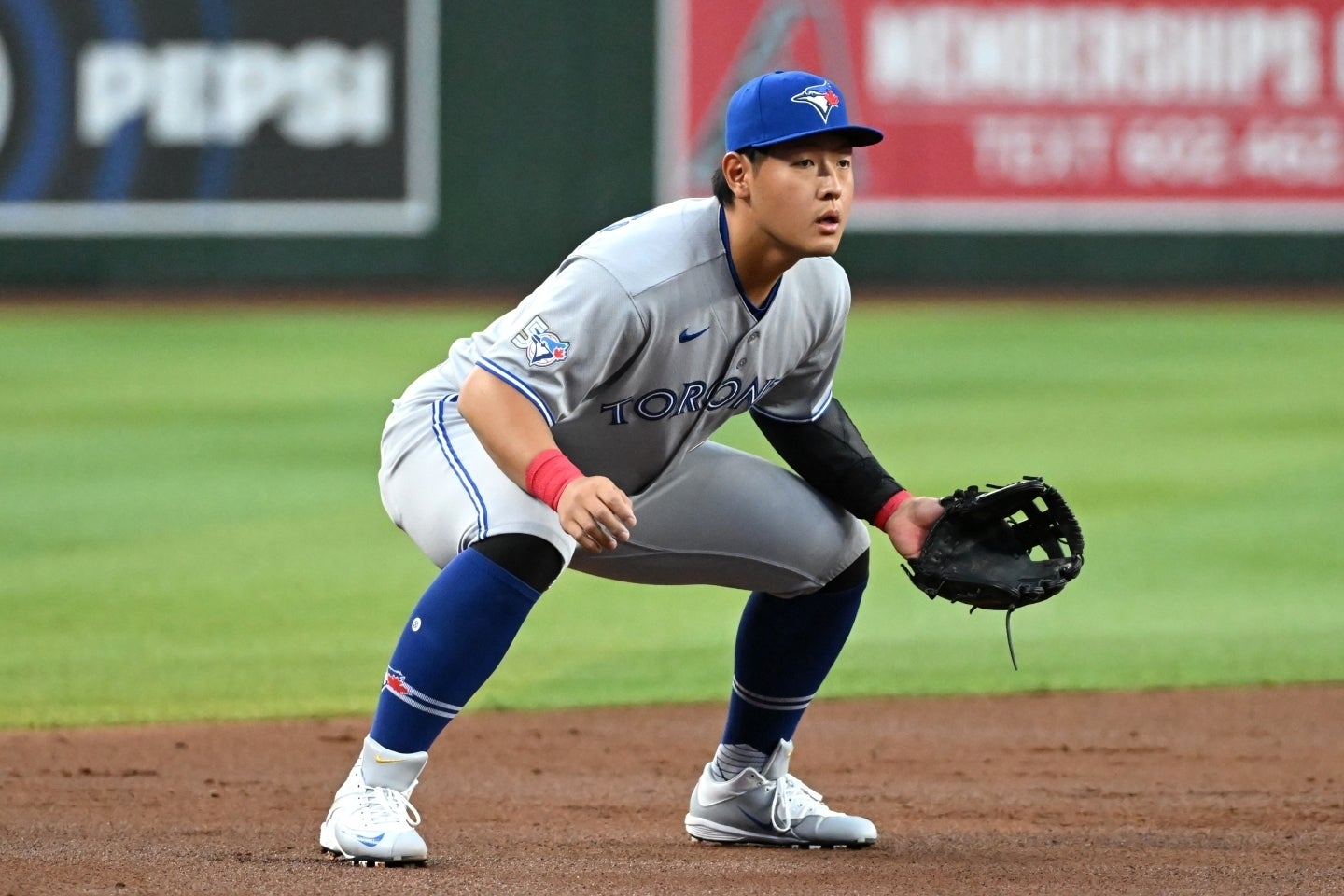 岡本和真8局飛撲美技登外媒版面 藍鳥0比3不敵光芒