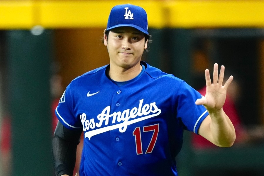 大谷翔平敲二壘安打後被Ketel Marte戳一下 二壘互虧畫面爆紅