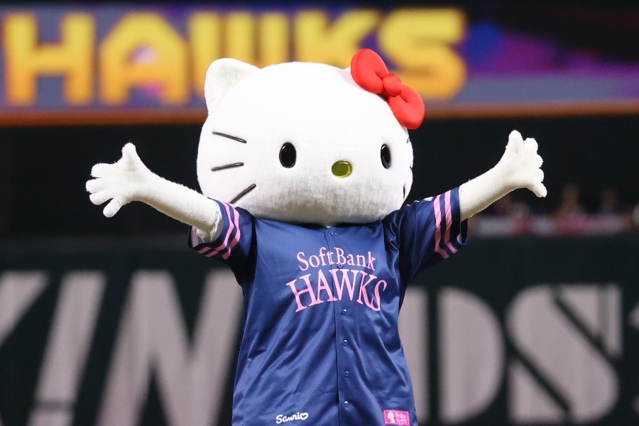 Hello Kitty福岡巨蛋開球滾向本壘前 引爆球迷熱議