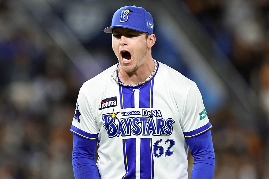 DeNA 救援投手雷諾茲不走尋常路，開賽時竟在板凳區？