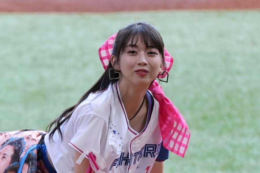 牧野真莉愛穿新庄臉裙開球無落地入手套 賽後謝斎藤佑樹指導