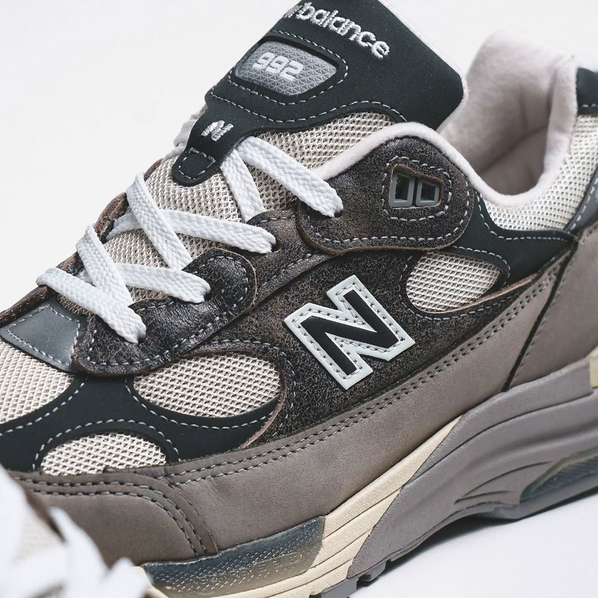 New Balance 992「Shadow Grey」官方圖曝光 以褪色皮革做出復古舊化感