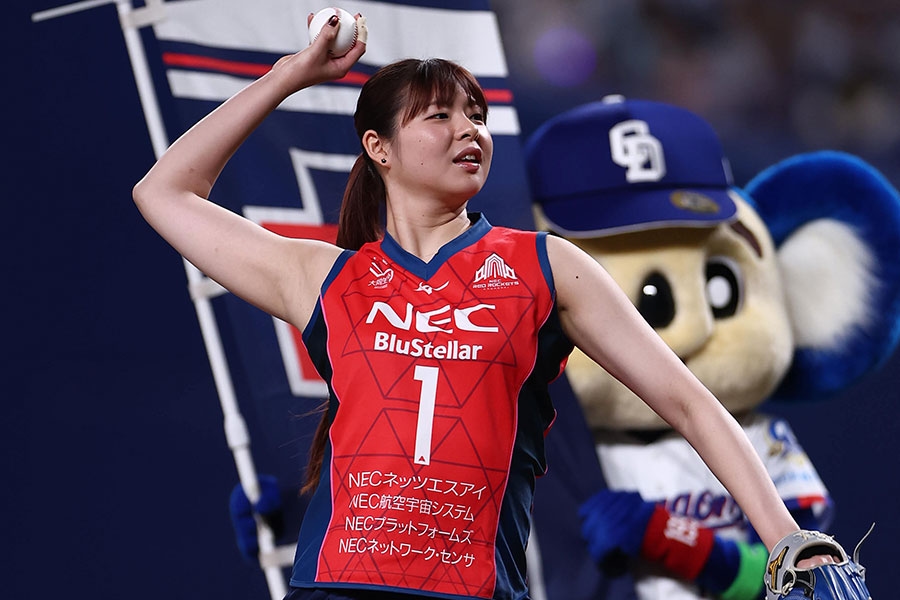 184公分女排球員山田二千華中日主場開球 直球進好球帶引球迷討論