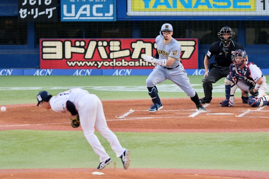 NPB／養樂多吉村貢司郎首局遭佐藤輝明強襲球打中手腕 4分鐘6球緊急退場