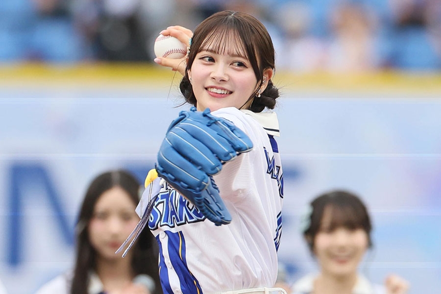 AKB48伊藤百花橫濱開球 豪邁抬腿一球直達捕手手套