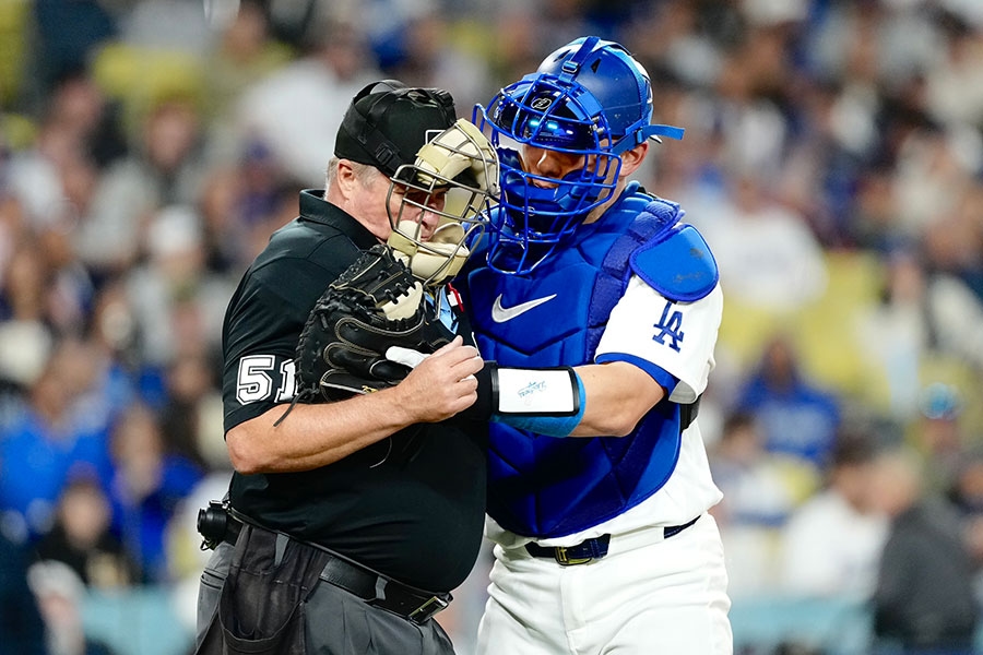 MLB／拉辛格場邊怒折球棒 轉身扶住被界外球打到的主審