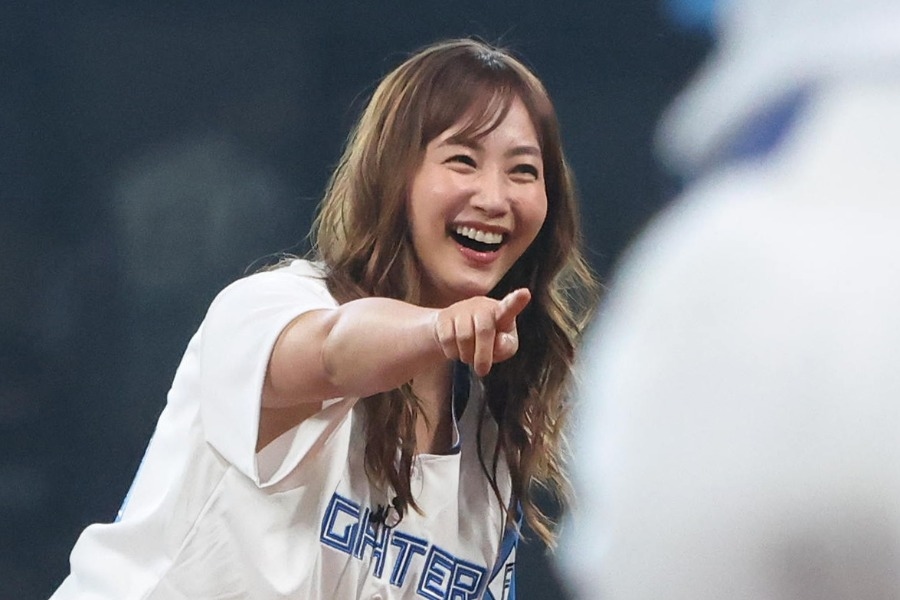 41歲藤本美貴回北海道開球喊緊張 226號球衣登板投出彈地球