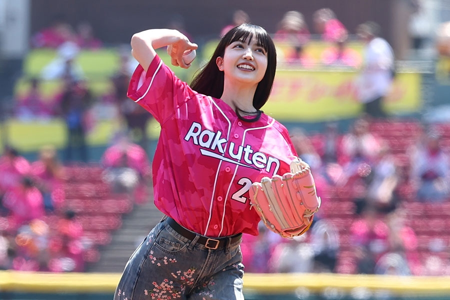 久保史緒里回仙台開球 粉紅手套登板一球直進捕手手套