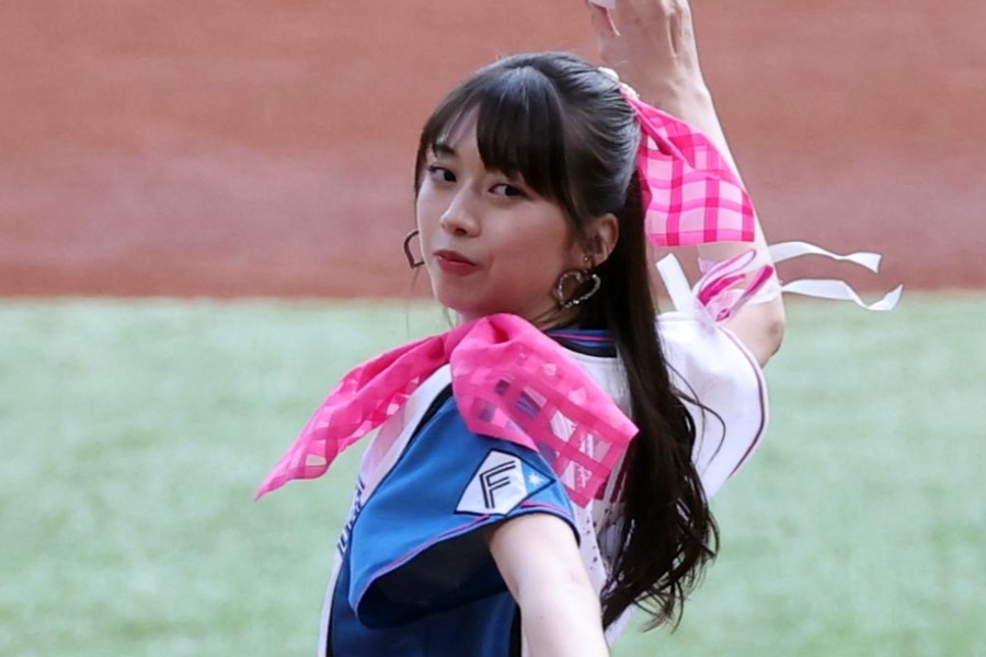 牧野真莉愛穿新庄剛志滿版裙登板 始球式投出漂亮無彈跳