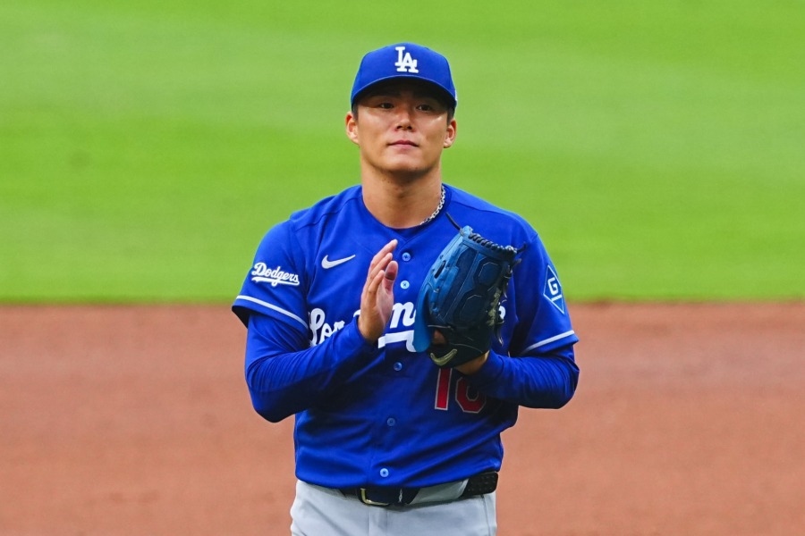 山本由伸7局無失分奪14勝 胸前21號致意