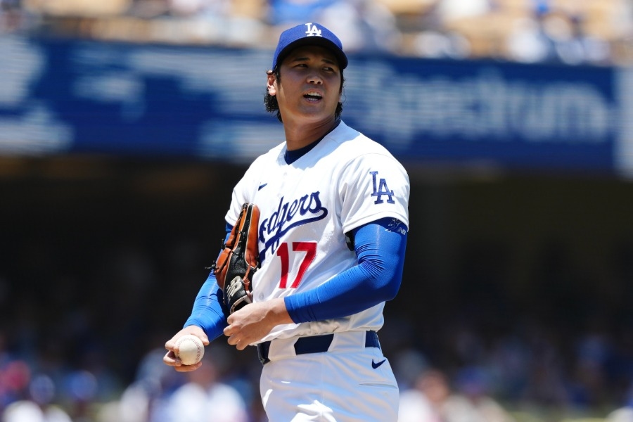 大谷翔平左膝前遭157公里強襲球 反應快伸手接住化解危機