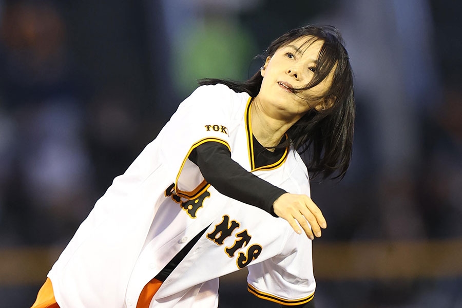 57歲井森美幸始球式驚豔全場 球迷讚嘆「時光凍結」