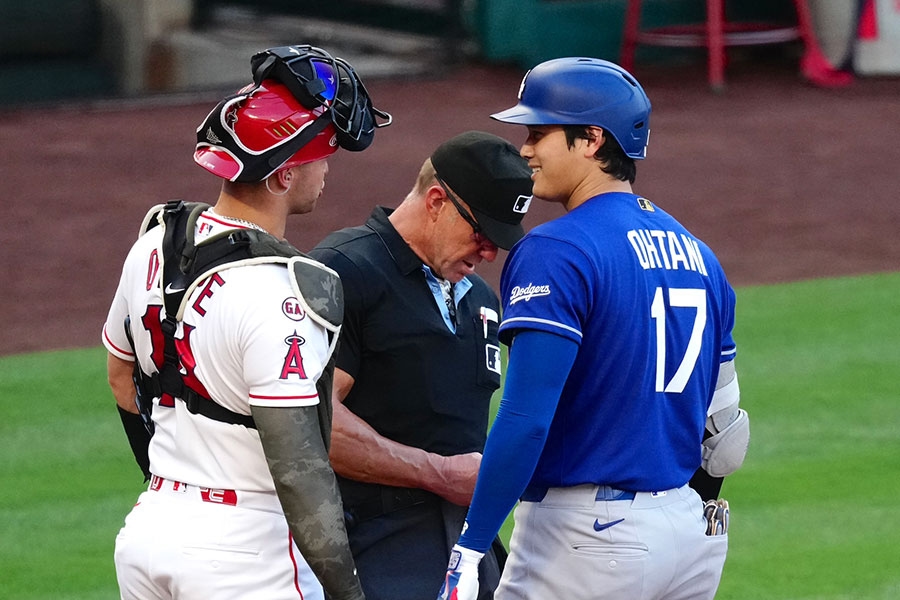 大谷翔平首打席前球審麥克風出包 比賽延後4分鐘開打