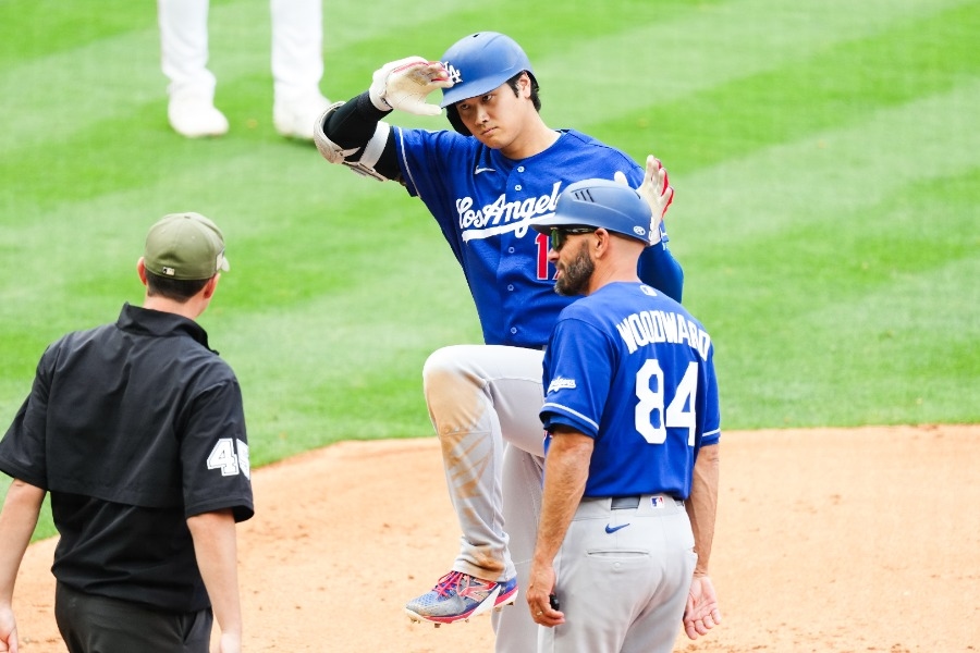 大谷翔平3安打助道奇10比1勝天使 一壘對Mike Trout露笑成精選照