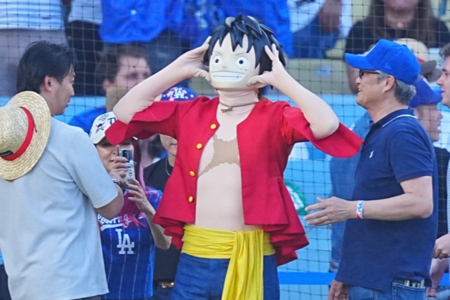 ONE PIECE魯夫登道奇主場開球 投出大暴投仍獲滿場掌聲
