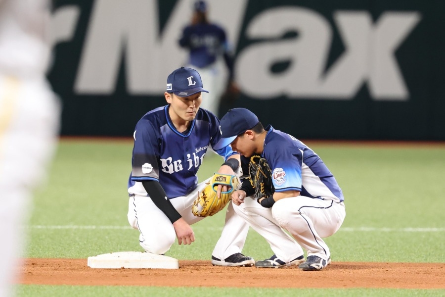 周東佑京踩二壘安全過關 源田壯亮抓細節引討論