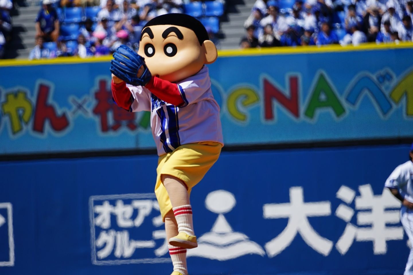 蠟筆小新橫濱球場開球大暴投 仍帶頭喊BayStars Fire放煙火
