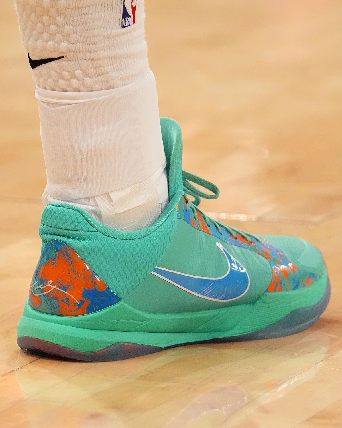 Jalen Brunson 東冠 G1 逆轉秀腳上亮點：全新 Nike Kobe 5 Protro PE 首度曝光