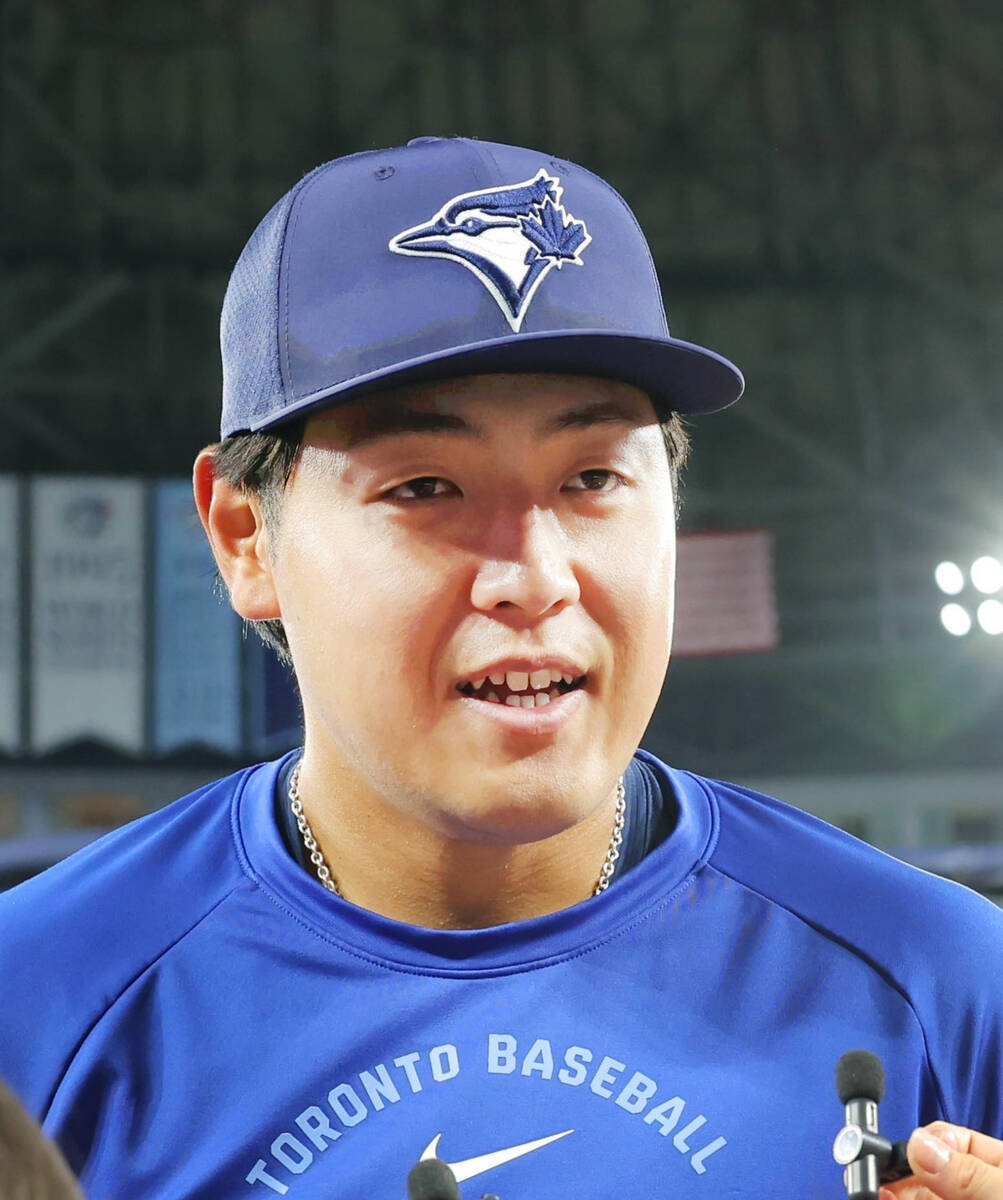 岡本和真守三壘戴PitchCom 預判球種調整站位拚抓出局