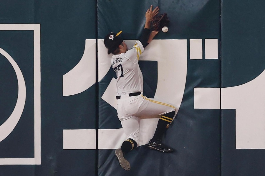 撞上全壘打牆一度頭暈 山本由伸惠大疑似腦震盪送醫檢查