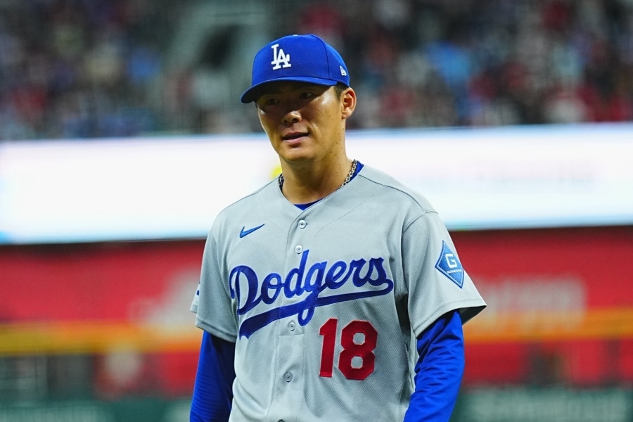 山本由伸滑接短打倒地傳球 日本球迷：這樣都沒受傷