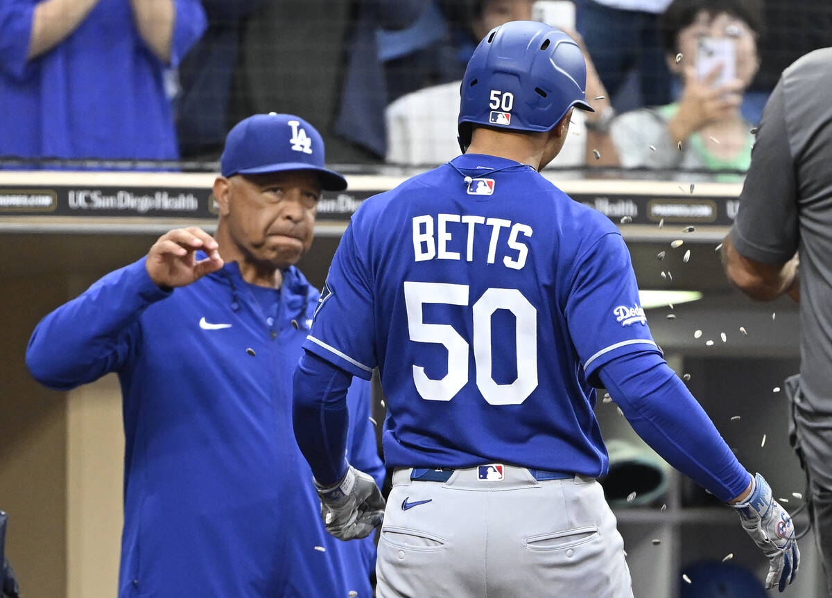 Mookie Betts險遭界外球擊頭 道奇教頭衝出查看