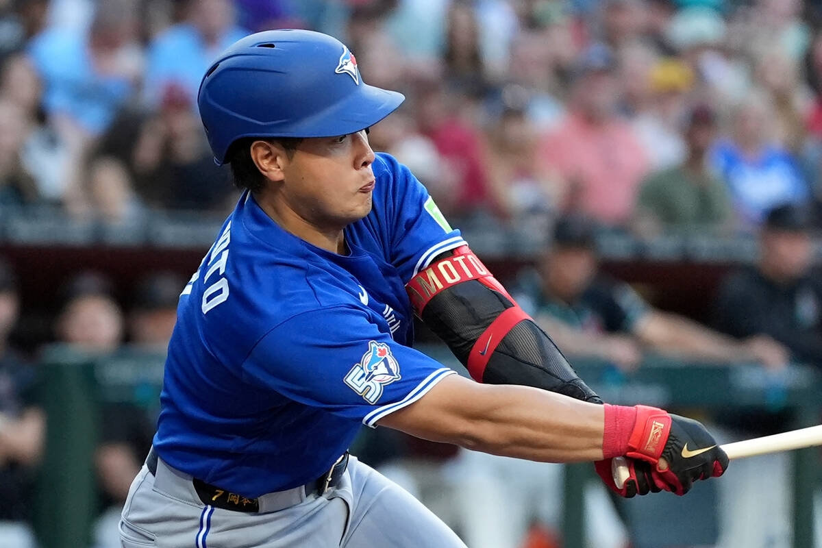 岡本和真穿日本隊球衣進場聊足球輸巴西 藍鳥止6連敗他生日戰4支0