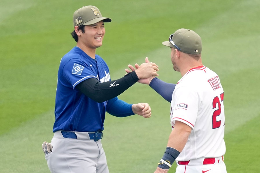 大谷翔平作客天使賽前和Mike Trout相見歡 握手後直接擁抱