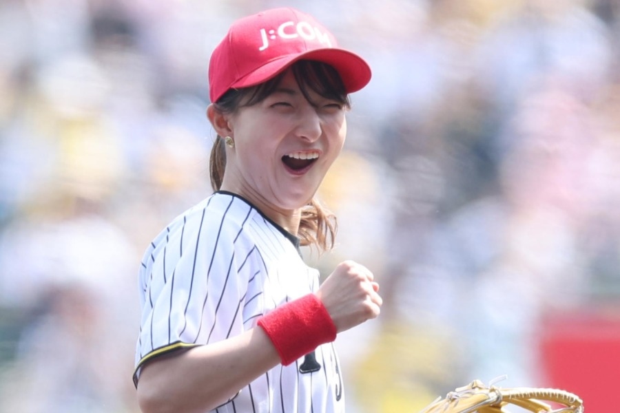 花滑名將坂本花織甲子園開球 一球直達捕手手套引全場驚呼