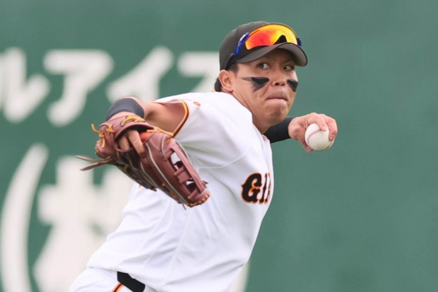 巨人知念大成驚險受傷 好接球後撞上圍牆被抬出場