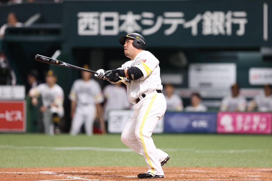 山川穂高32打席沒安打後開轟 軟銀主場炸鍋