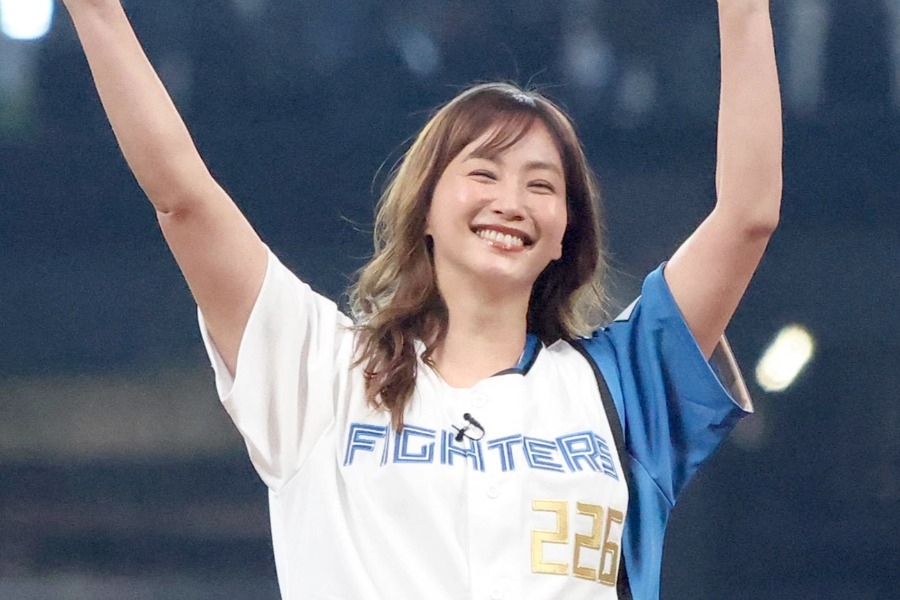 藤本美貴回北海道為火腿開球 球迷狂喊Mikity