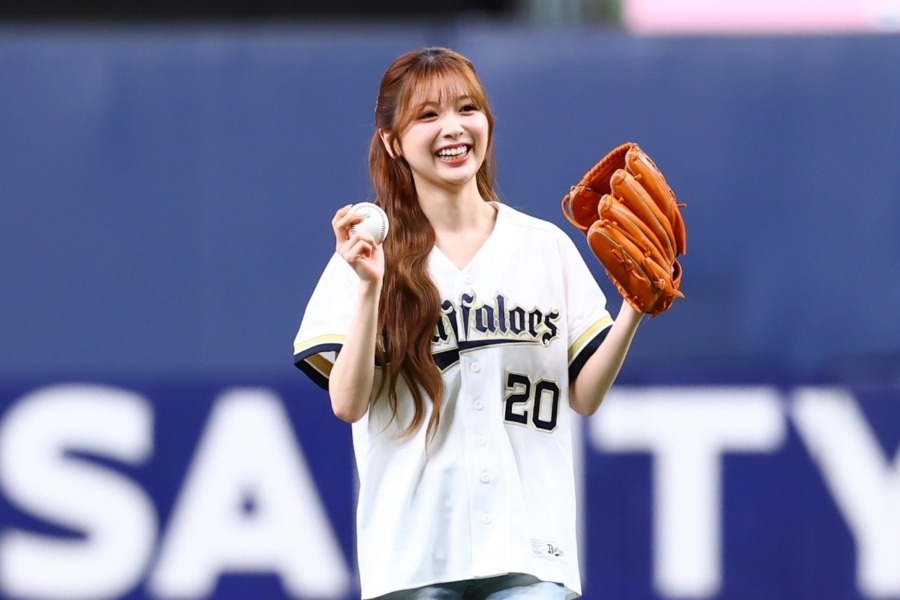 NiziU MAYUKA京瓷巨蛋開球投進手套 MIIHI三彈地暴投仍鞠躬致意